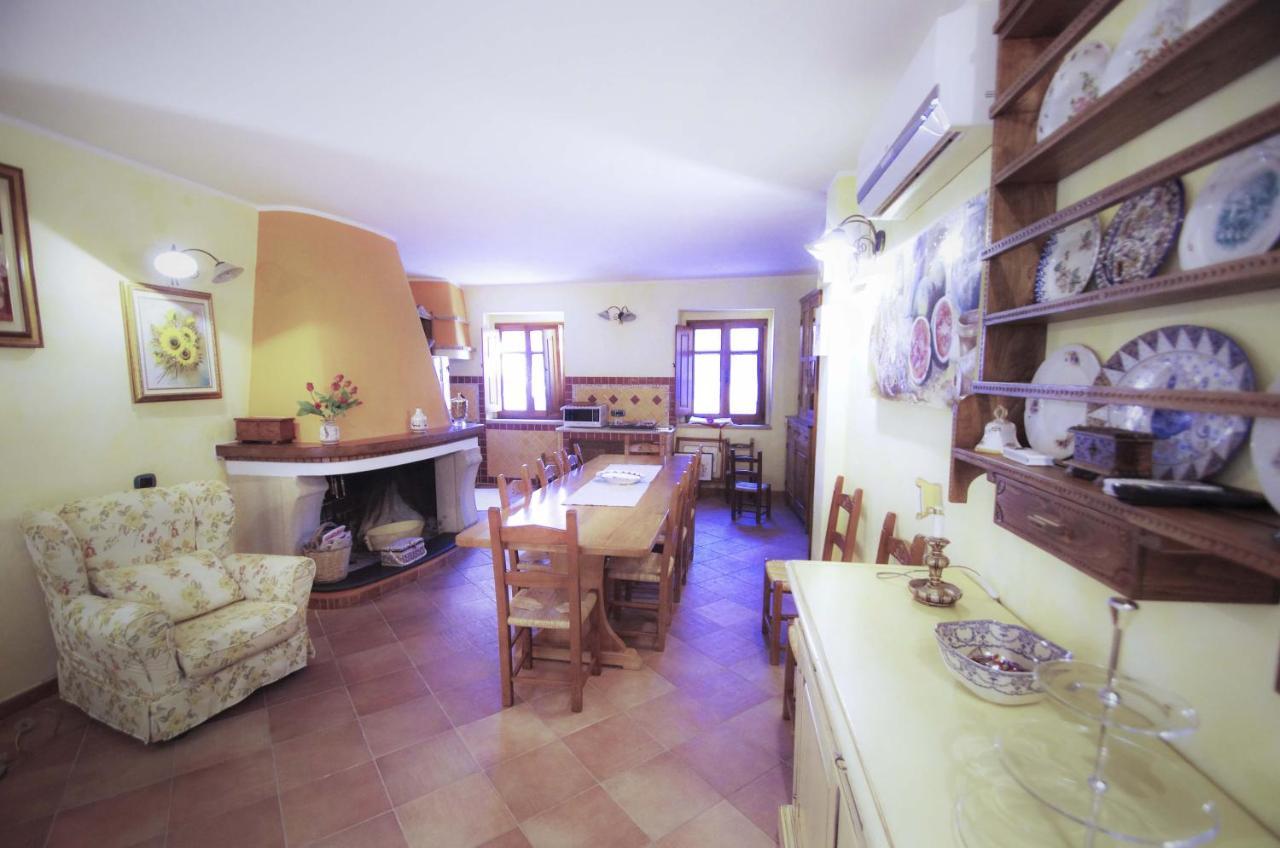 Casa De Ajala - B&B De Charme In Antica Dimora Totalmente Ristrutturata E Dotata Di Tutti I Confort Bagni Privati Spazio Living Patio Esterno Ambienti Climatizzati Degustazioni Prodotti Locali Laconi Экстерьер фото