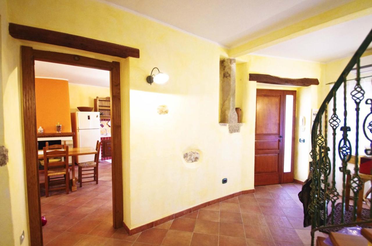 Casa De Ajala - B&B De Charme In Antica Dimora Totalmente Ristrutturata E Dotata Di Tutti I Confort Bagni Privati Spazio Living Patio Esterno Ambienti Climatizzati Degustazioni Prodotti Locali Laconi Экстерьер фото