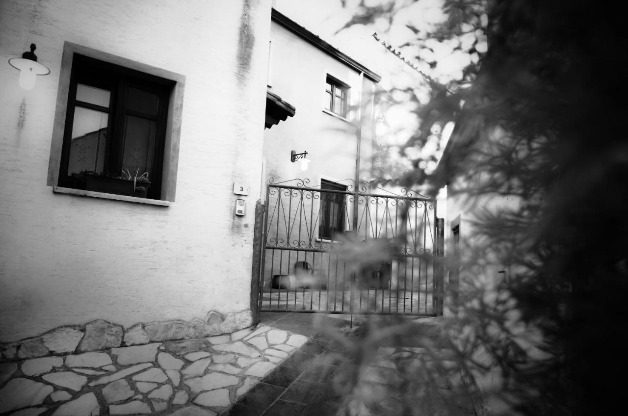 Casa De Ajala - B&B De Charme In Antica Dimora Totalmente Ristrutturata E Dotata Di Tutti I Confort Bagni Privati Spazio Living Patio Esterno Ambienti Climatizzati Degustazioni Prodotti Locali Laconi Экстерьер фото