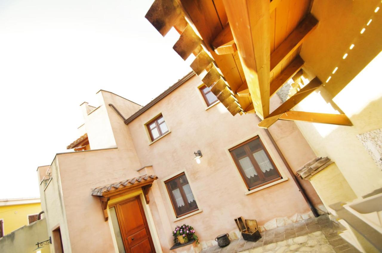 Casa De Ajala - B&B De Charme In Antica Dimora Totalmente Ristrutturata E Dotata Di Tutti I Confort Bagni Privati Spazio Living Patio Esterno Ambienti Climatizzati Degustazioni Prodotti Locali Laconi Экстерьер фото