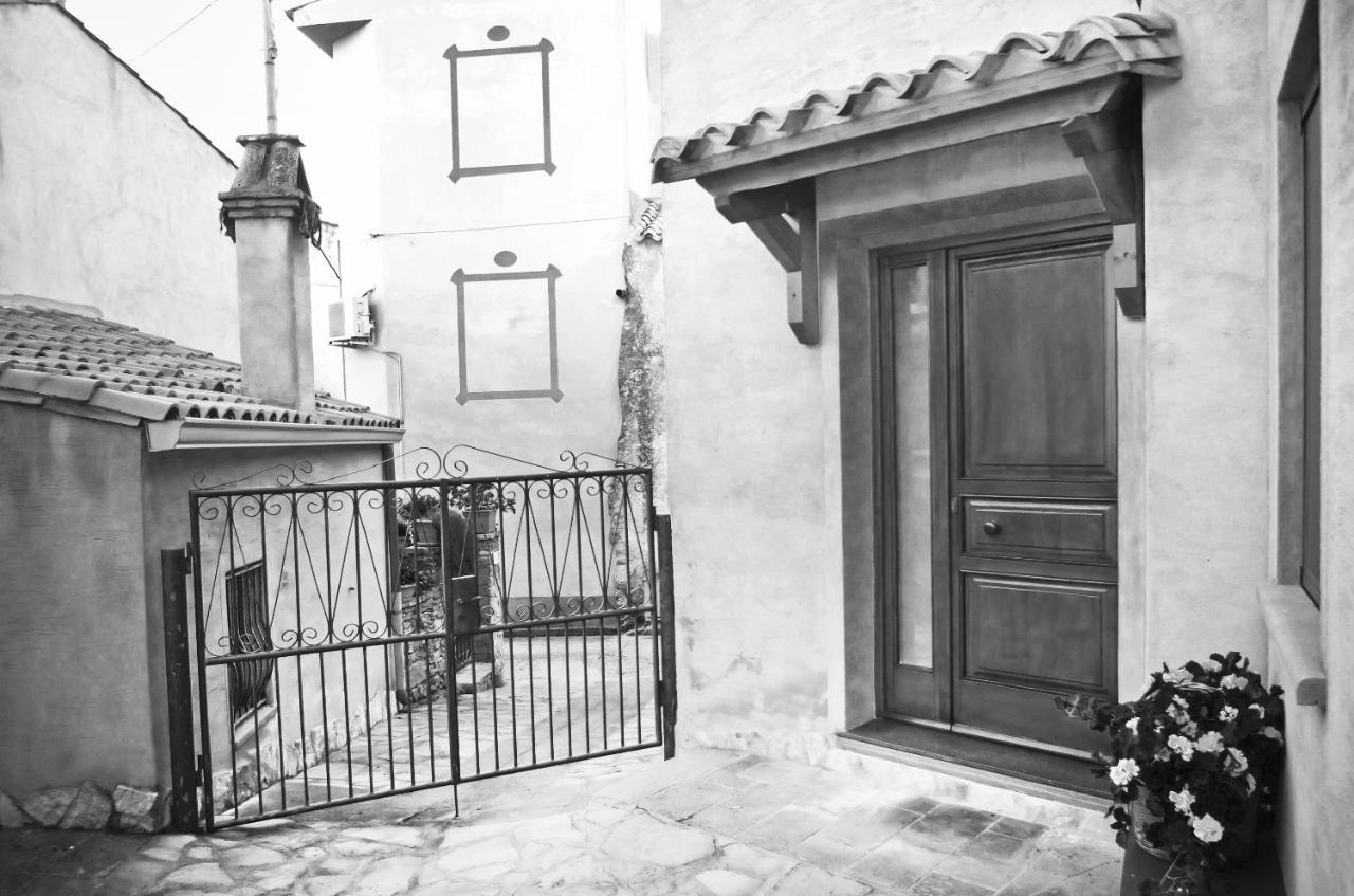 Casa De Ajala - B&B De Charme In Antica Dimora Totalmente Ristrutturata E Dotata Di Tutti I Confort Bagni Privati Spazio Living Patio Esterno Ambienti Climatizzati Degustazioni Prodotti Locali Laconi Экстерьер фото